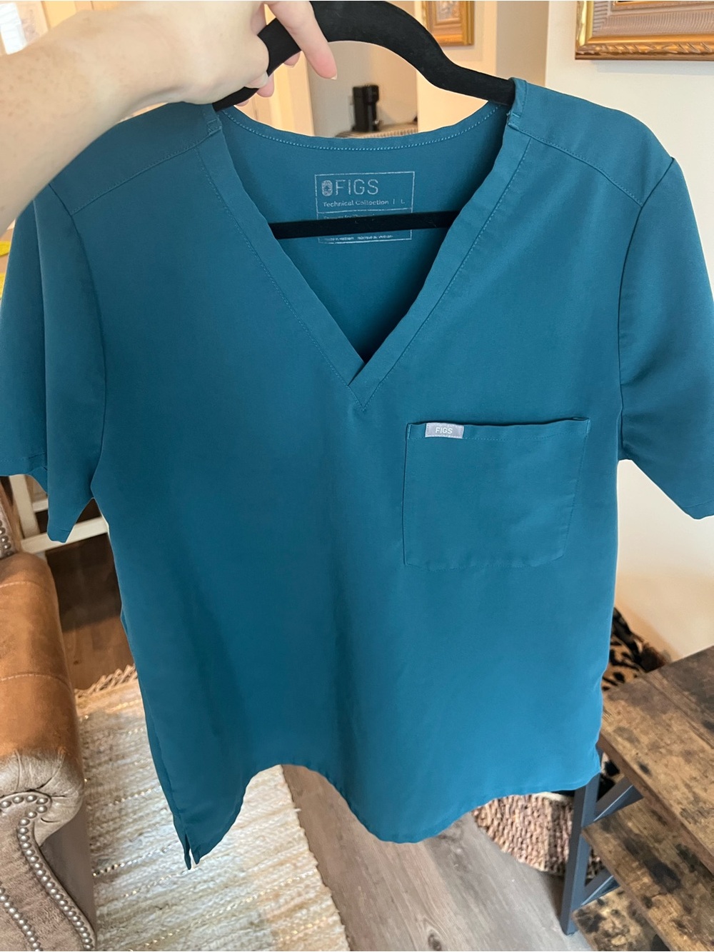 Figs women’s Teal V-Neck Scrub Top with Chest Pocket and joggers size large